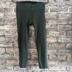 Outdoor Voices Forest Green cropped Leggings hidden pocket excellent condition🔥